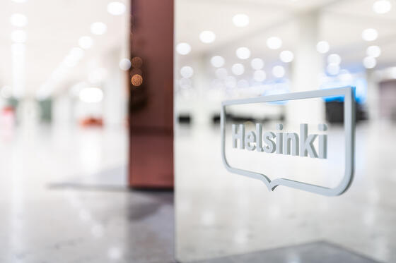 Helsinki-logo kaupungintalon aulassa.