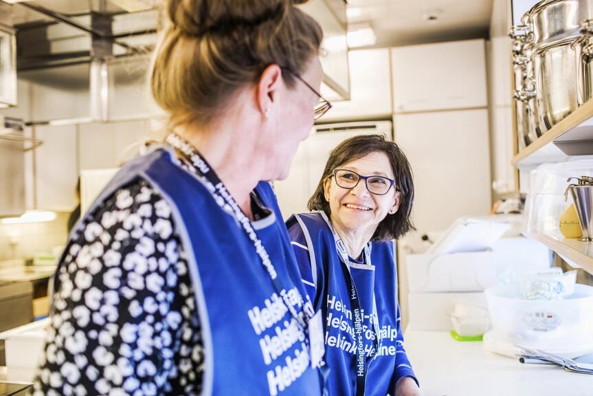 Kaksi Helsinki-apu vapaaehtoista keittiössä