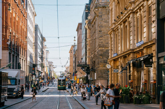 Ihmisiä kävelee Helsingin keskustassa.
